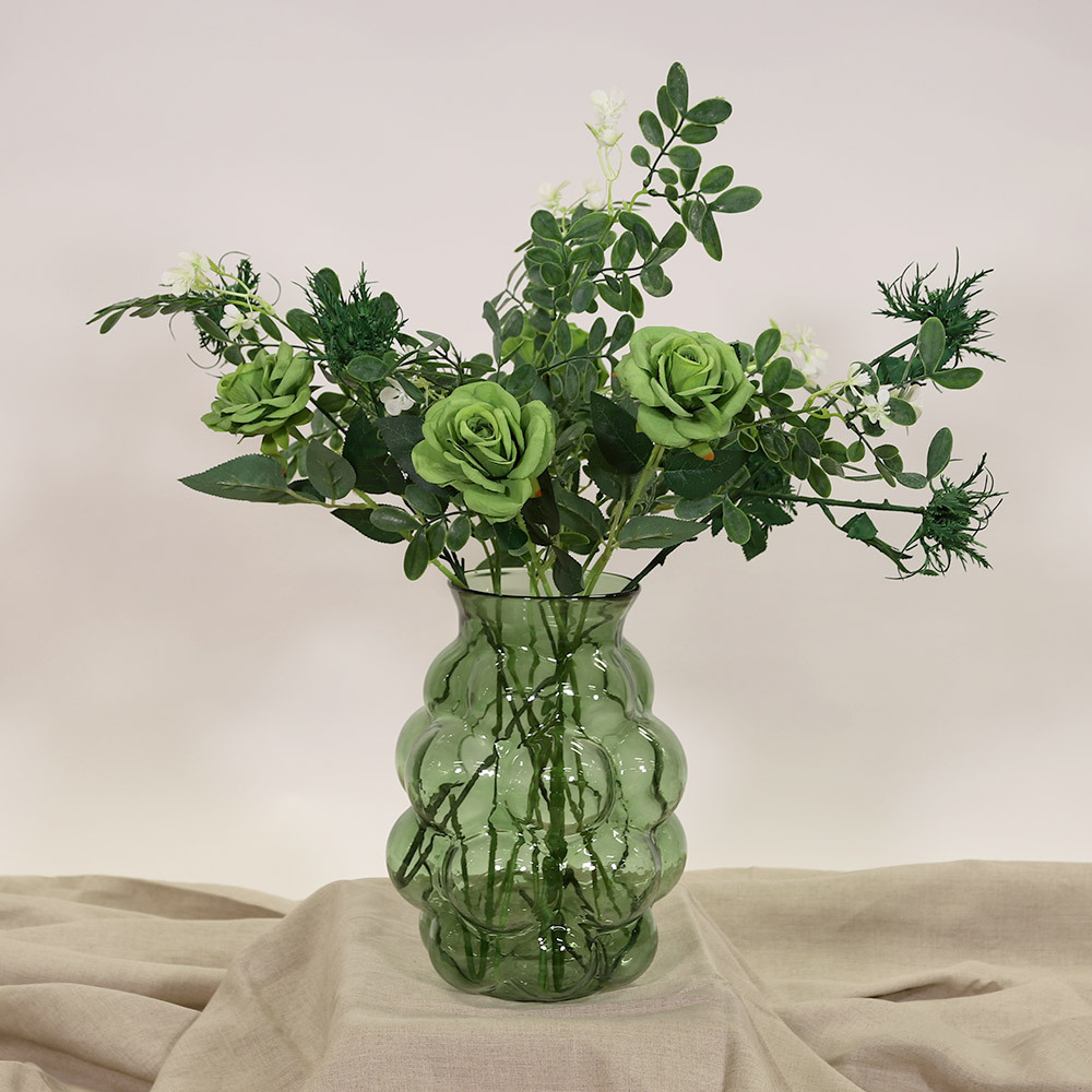 En elegant Rosbukett grön Vintage - Gröna Drömmar, Konstgjord blombukett med 10 blommor och snittgrönt med naturligt utseende och känsla. Detaljerad utformning med realistiskt bladverk. 