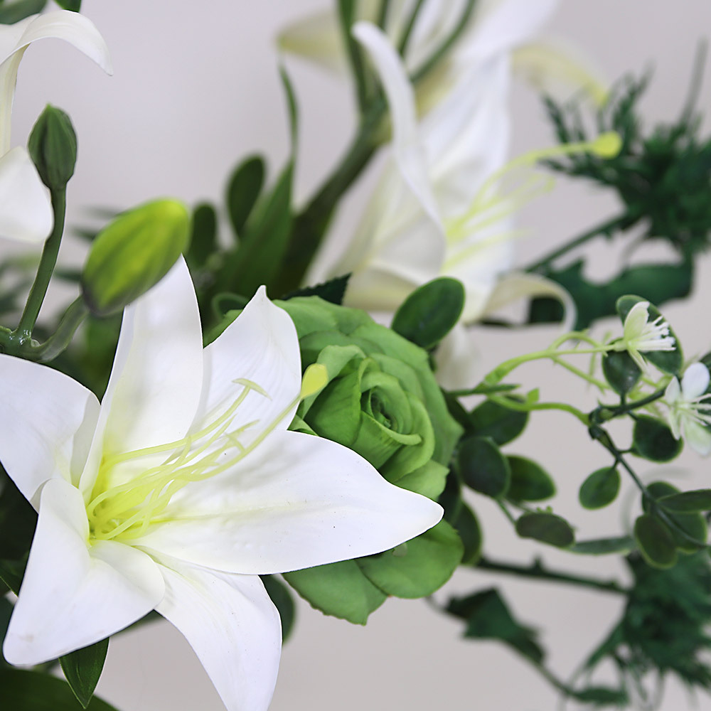 En elegant Rosbukett grön Vintage - Smaragdens Grönska, Konstgjord blombukett med 13 blommor och snittgrönt med naturligt utseende och känsla. Detaljerad utformning med realistiskt bladverk. 