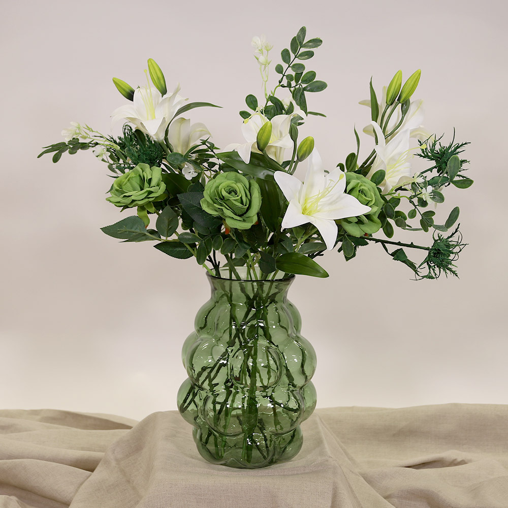 En elegant Rosbukett grön Vintage - Smaragdens Grönska, Konstgjord blombukett med 13 blommor och snittgrönt med naturligt utseende och känsla. Detaljerad utformning med realistiskt bladverk. 