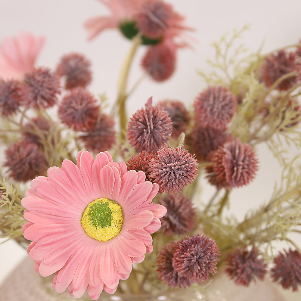 En elegant Blombukett Melaleuca rosaröd - Puderrosa Skönhet, Konstgjord blombukett med 9 blommor och snittgrönt med naturligt utseende och känsla. Detaljerad utformning med realistiskt bladverk. 