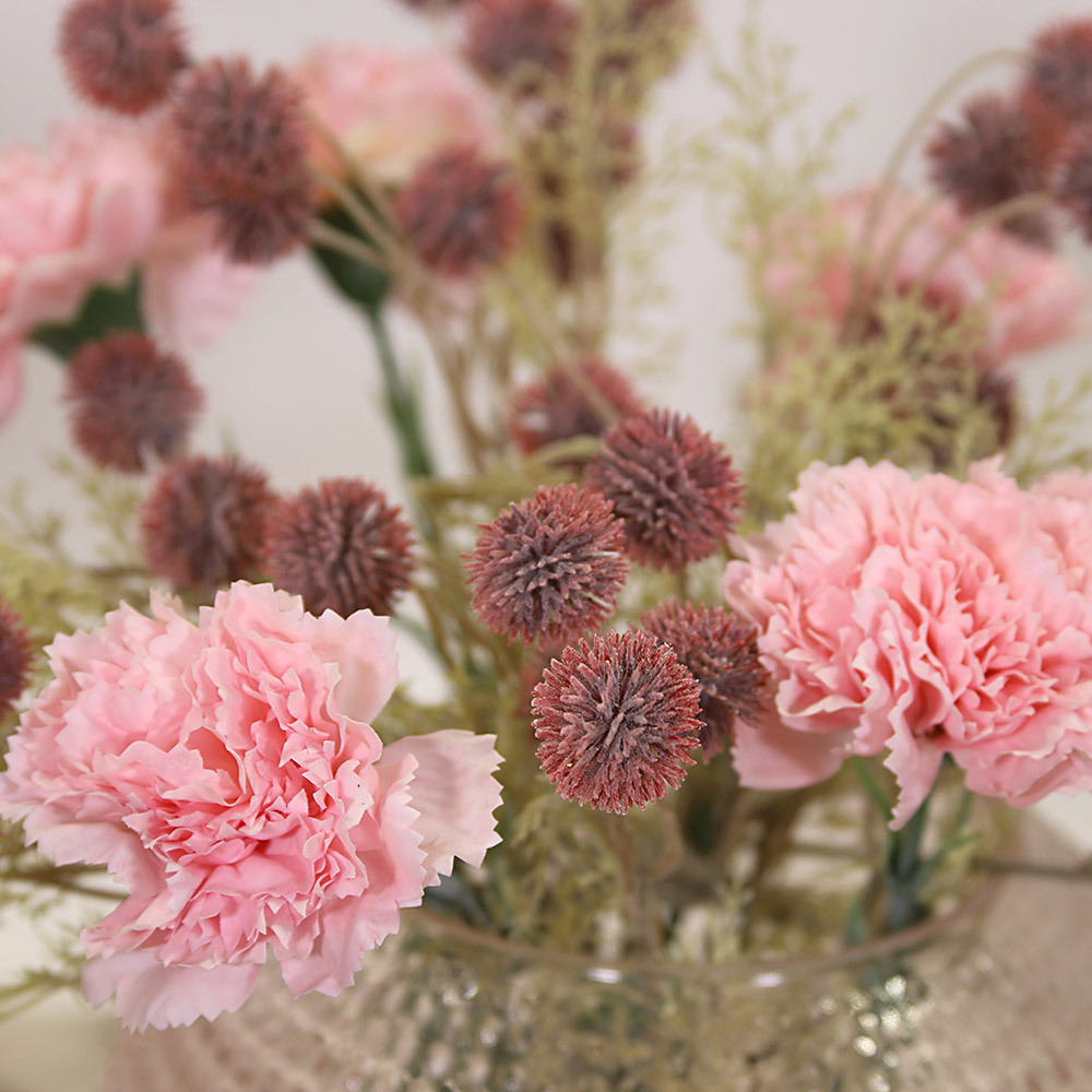 En elegant Blombukett Melaleuca rosaröd - Rosa Moln, Konstgjord blombukett med 9 blommor och snittgrönt med naturligt utseende och känsla. Detaljerad utformning med realistiskt bladverk. 