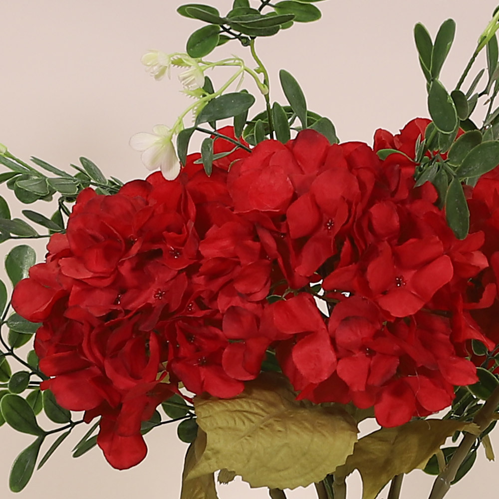 En elegant Blombukett Hortensia röd - Romantisk Rodnad, Konstgjord blombukett med 7 blommor och snittgrönt med naturligt utseende och känsla. Detaljerad utformning med realistiskt bladverk. 