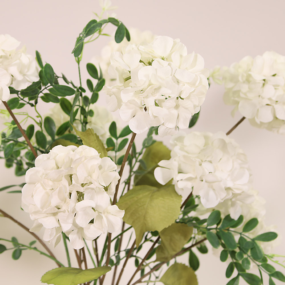 En elegant Blombukett Hortensia vit - Månstråle, Konstgjord blombukett med 7 blommor och snittgrönt med naturligt utseende och känsla. Detaljerad utformning med realistiskt bladverk. 