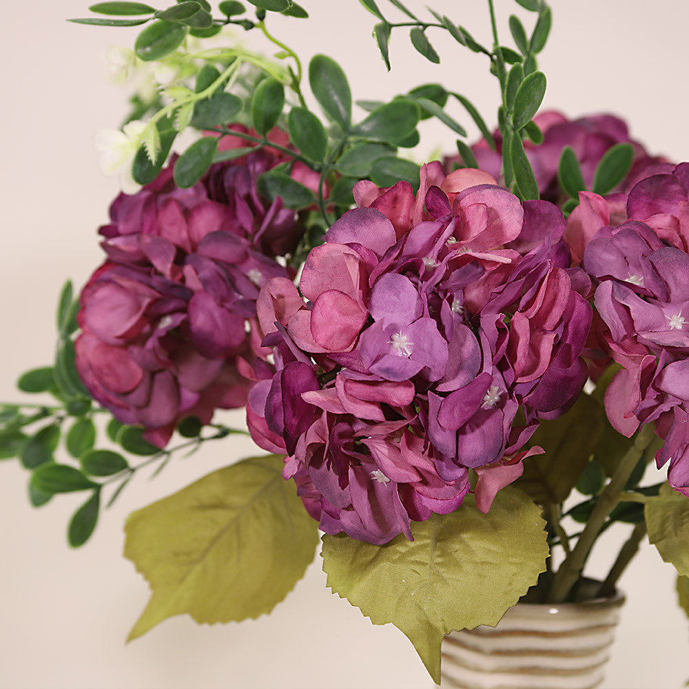 En elegant Blombukett Hortensia lila - Purpurflor, Konstgjord blombukett med 7 blommor och snittgrönt med naturligt utseende och känsla. Detaljerad utformning med realistiskt bladverk. 
