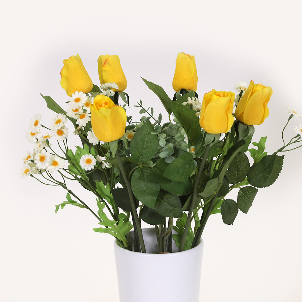 En elegant Rosbukett gul Love, Konstgjord blombukett med 9 blommor och snittgrönt med naturligt utseende och känsla. Detaljerad utformning med realistiskt bladverk. 