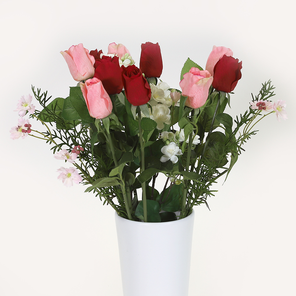 En elegant Rosbukett röd och rosa Love, Konstgjord blombukett med 14 blommor och snittgrönt med naturligt utseende och känsla. Detaljerad utformning med realistiskt bladverk. 