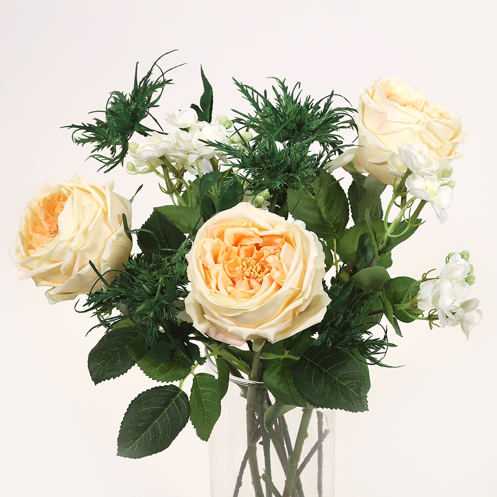 En elegant Rosbukett champange Eden, Konstgjord blombukett med 7 blommor och snittgrönt med naturligt utseende och känsla. Detaljerad utformning med realistiskt bladverk. 