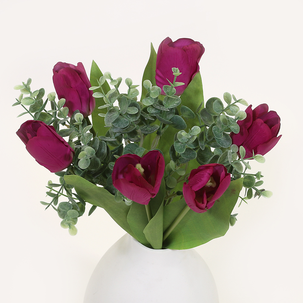 En elegant Tulpanbukett lila Lisse, Konstgjord blombukett med 7 blommor och snittgrönt med naturligt utseende och känsla. Detaljerad utformning med realistiskt bladverk. 