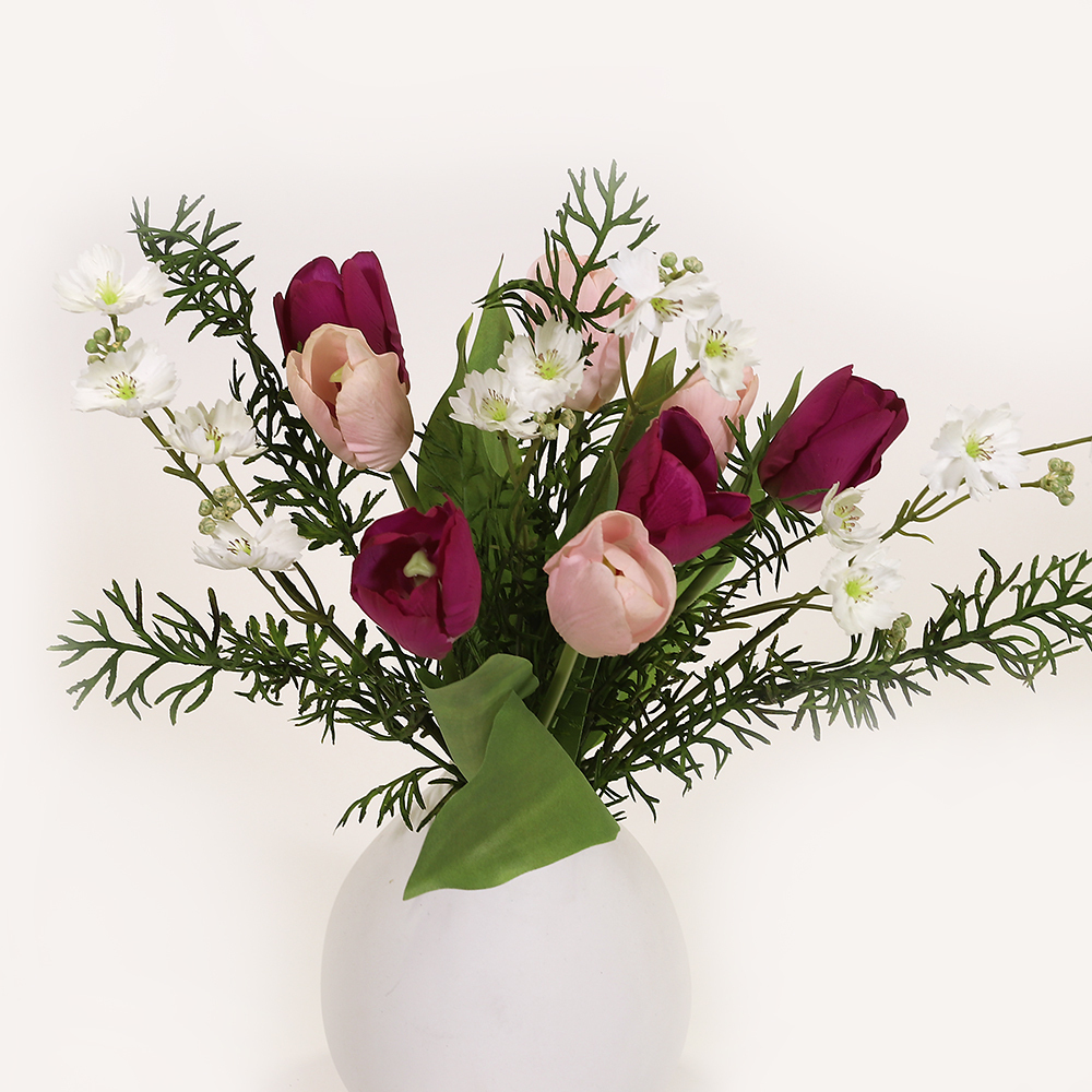 En elegant Tulpanbukett ljusrosa och lila Lisse, Konstgjord blombukett med 10 blommor och snittgrönt med naturligt utseende och känsla. Detaljerad utformning med realistiskt bladverk. 