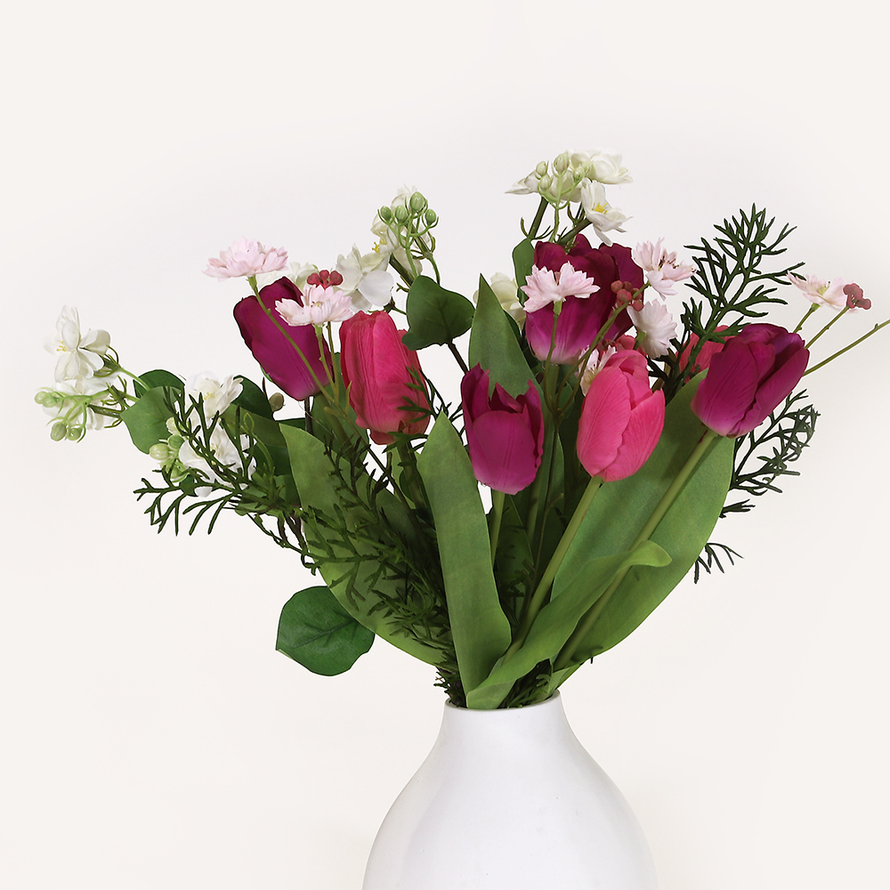 En elegant Tulpanbukett rosa och lila Lisse, Konstgjord blombukett med 14 blommor och snittgrönt med naturligt utseende och känsla. Detaljerad utformning med realistiskt bladverk. 