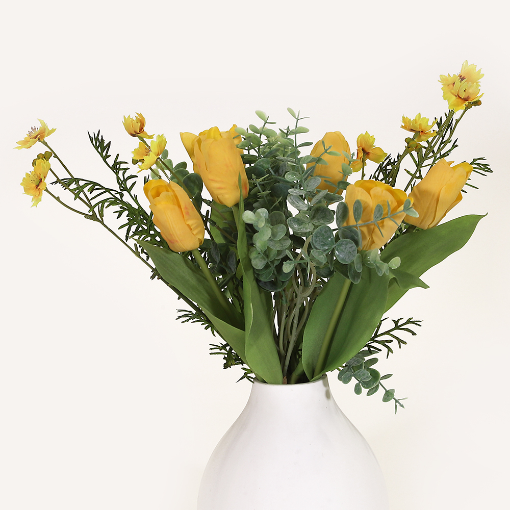 En elegant Tulpanbukett gul Lisse, Konstgjord blombukett med 9 blommor och snittgrönt med naturligt utseende och känsla. Detaljerad utformning med realistiskt bladverk. 