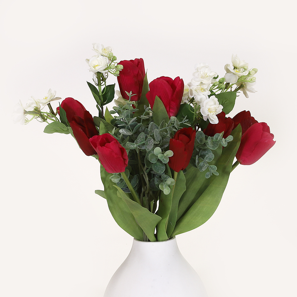 En elegant Tulpanbukett röd och ljusröd Lisse, Konstgjord blombukett med 13 blommor och snittgrönt med naturligt utseende och känsla. Detaljerad utformning med realistiskt bladverk. 