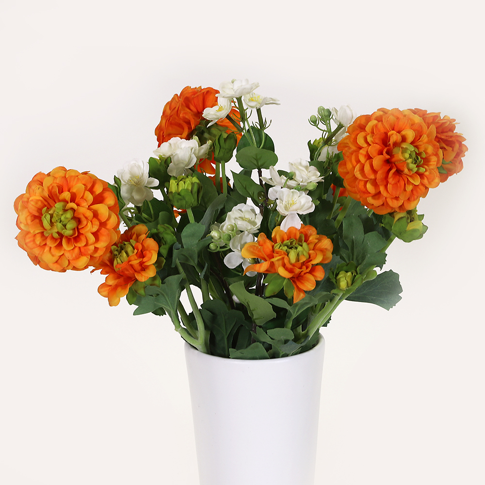 En elegant Blombukett orange Dahlia Cavanilles, Konstgjord blombukett med 6 blommor och snittgrönt med naturligt utseende och känsla. Detaljerad utformning med realistiskt bladverk. 