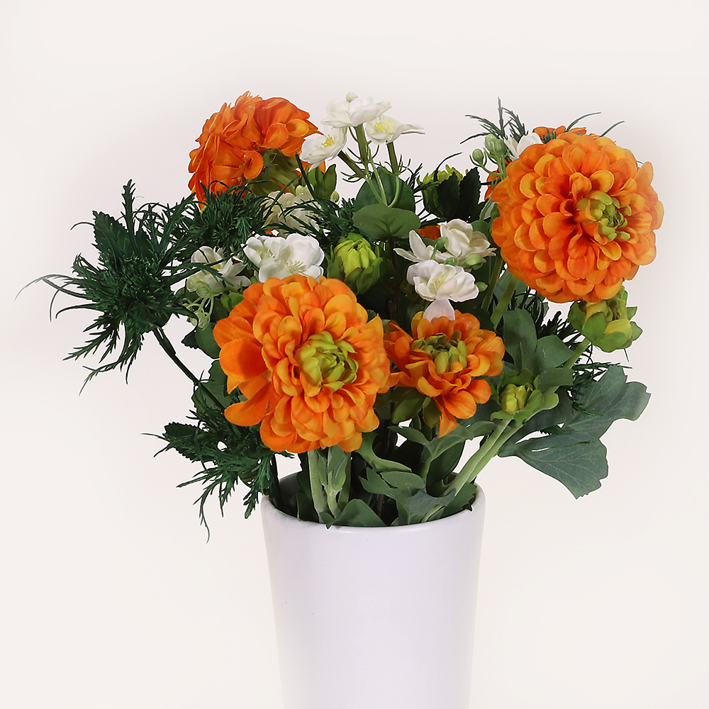 En elegant Blombukett orange Dahlia och Martorn, Konstgjord blombukett med 8 blommor och snittgrönt med naturligt utseende och känsla. Detaljerad utformning med realistiskt bladverk. 
