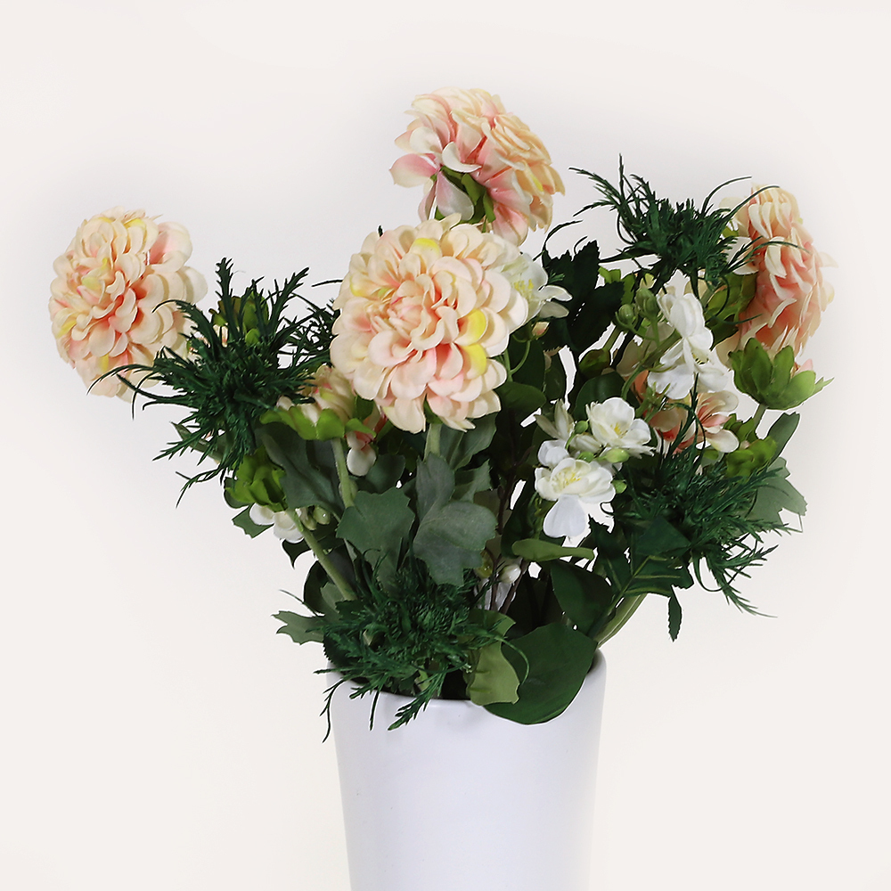 En elegant Blombukett rosa Dahlia och Tistel, Konstgjord blombukett med 8 blommor och snittgrönt med naturligt utseende och känsla. Detaljerad utformning med realistiskt bladverk. 