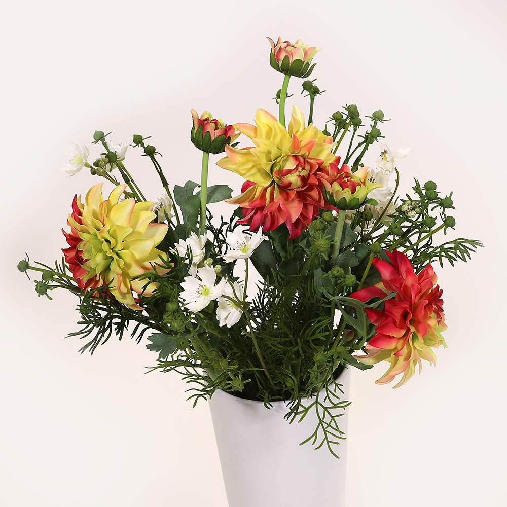 En elegant Blombukett rödgul Dahlia Vincente, Konstgjord blombukett med 6 blommor och snittgrönt med naturligt utseende och känsla. Detaljerad utformning med realistiskt bladverk. 